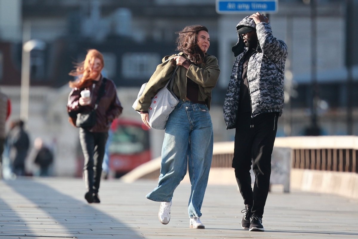 Jungtinę Karalystę ir Airiją talžo stipri audra: vienas žmogus žuvo, šimtai tūkstančių liko be elektros