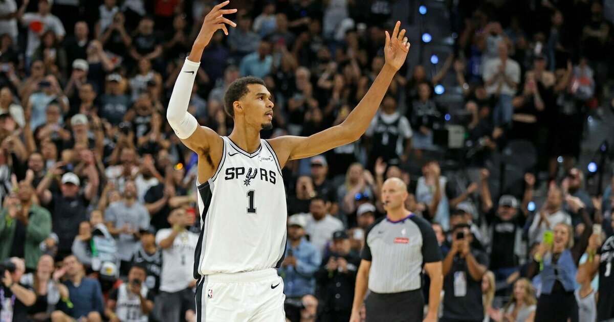 Wembanyama vėl dominavo, o „Spurs“ tyliai pagerbė Popovičių