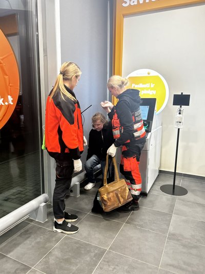 Neblaivi telšiškė įsikūrė tarp bankomatų