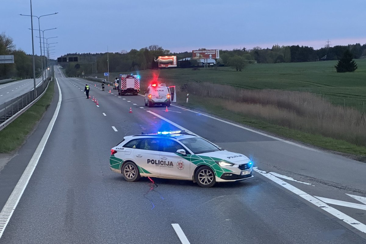 Tragiška avarija kelyje A1 – apvirto automobilis, žuvo vairuotojas - Delfi