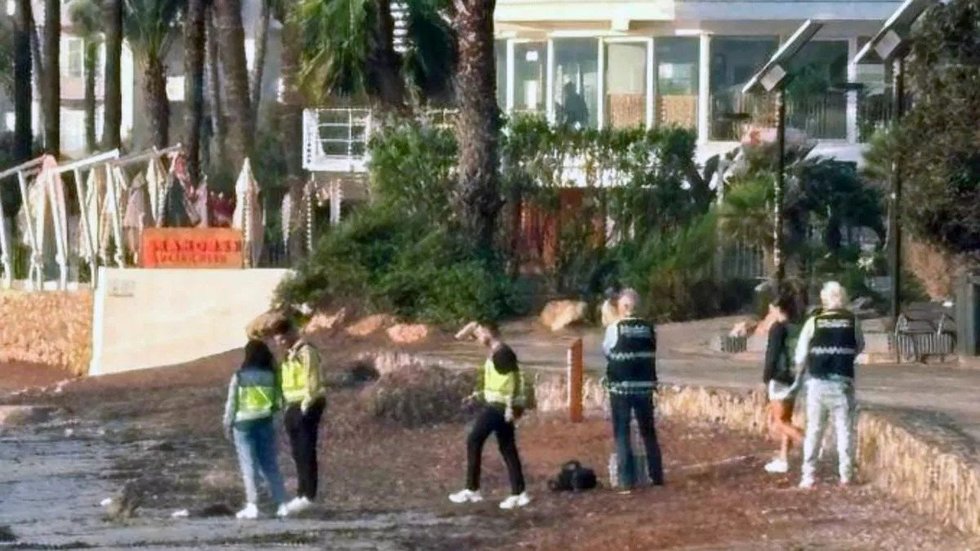 Policija tiria įvykio vietą (nuotr. stop kadras) Policija tiria įvykio vietą (nuotr. stop kadras)