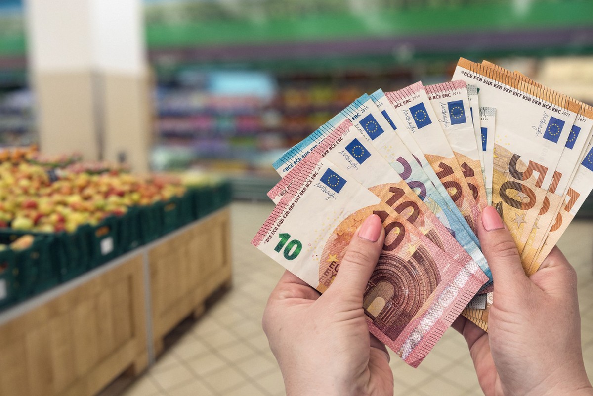 lietuvių vartojimo krepšelis artėja prie 900 eurų, daugiau išleidžiama pramogoms, sveikatai ir grožiui