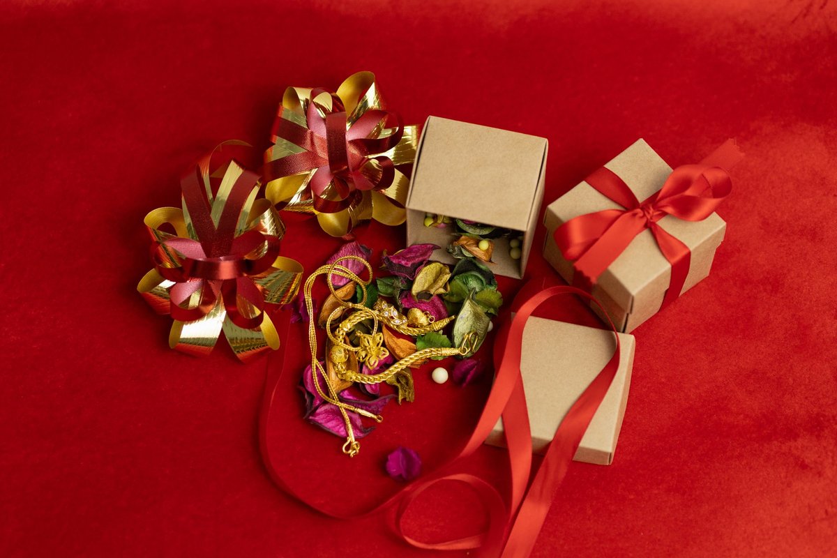 Mažiau daiktų – daugiau jausmų: ekspertai aptarė naują požiūrį į verslo dovanas