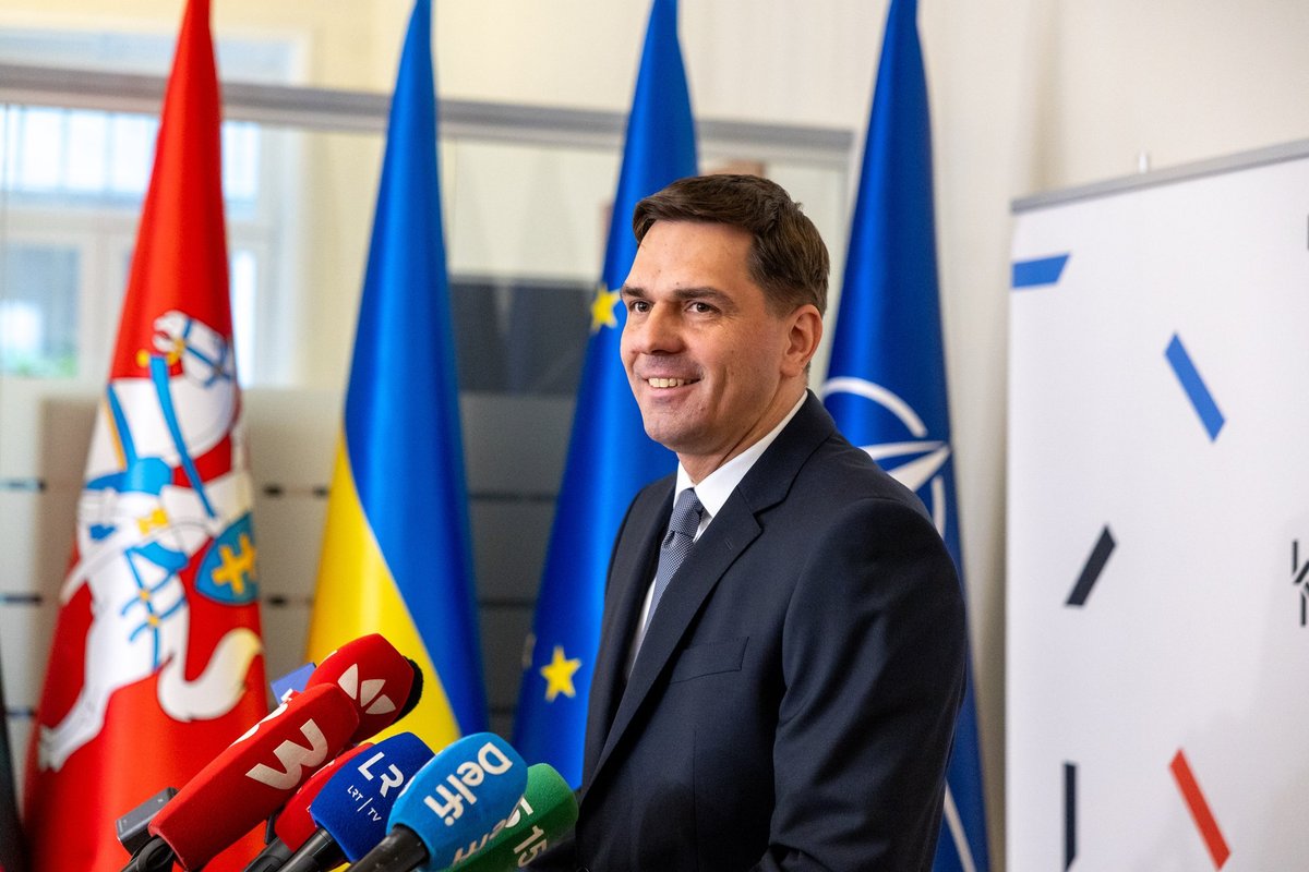 Kultūros ministerija nukabino Ukrainos vėliavą?
