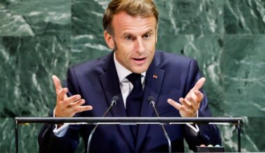Macronas rengiasi paskirti kitą Prancūzijos ministrą pirmininką