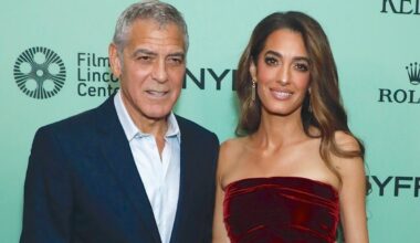 Amal Clooney tapo raudonojo kilimo gėle: mini suknelė atidengė jos pritrenkiančias kojas