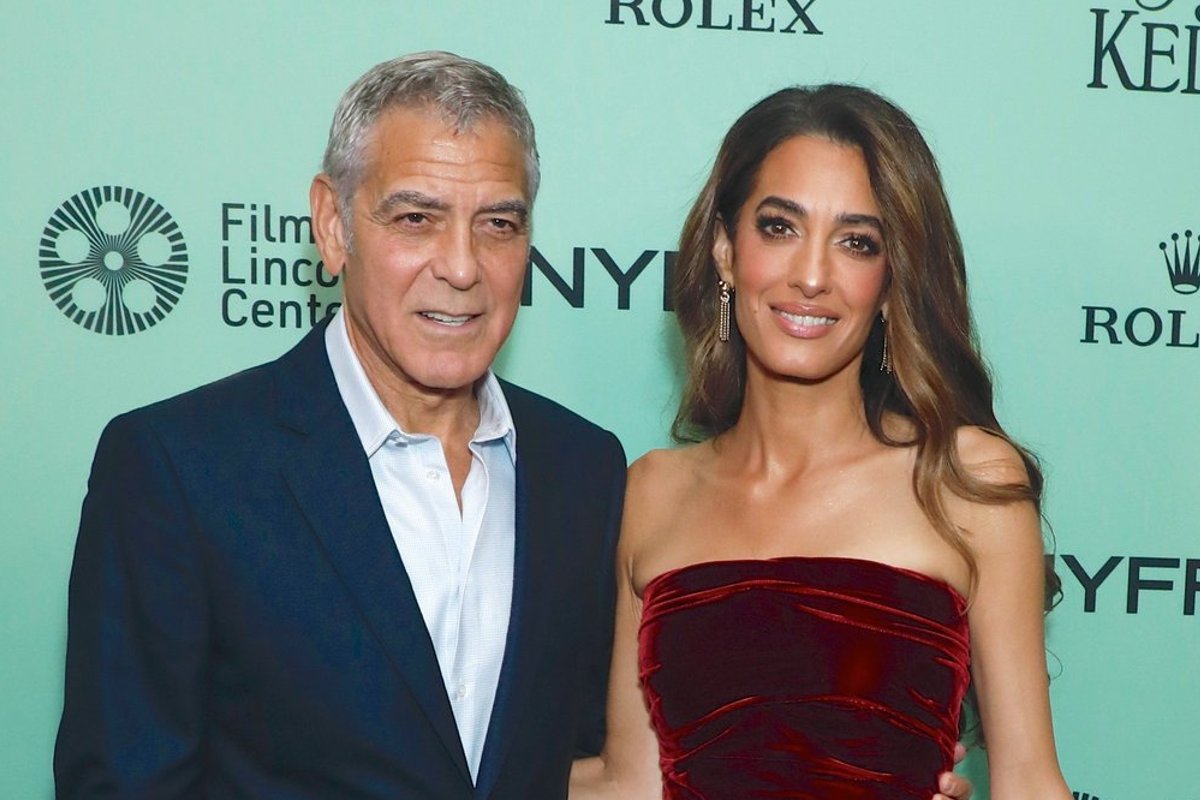 Amal Clooney tapo raudonojo kilimo gėle: mini suknelė atidengė jos pritrenkiančias kojas