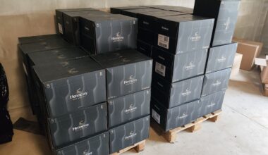 Aptiktas šešėlinių prekių sandėlis: rasta 8 tonos alkoholio ir 63 televizoriai