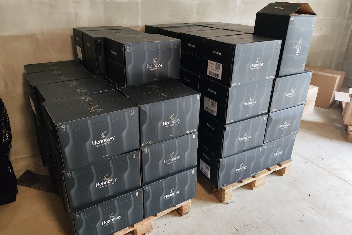 Aptiktas šešėlinių prekių sandėlis: rasta 8 tonos alkoholio ir 63 televizoriai