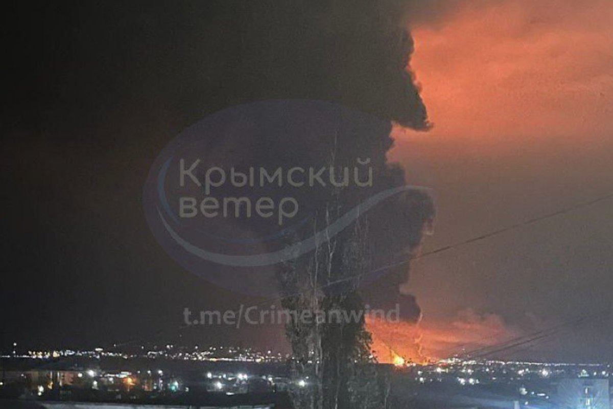 Karas Ukrainoje. Ukraina patvirtino surengusi ataką Kryme – apgadinta 16 naftos talpyklų - Delfi