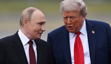 Karas Ukrainoje. Baltieji rūmai atskleidė, apie ką kalbėjosi Trumpas ir Putinas - Delfi