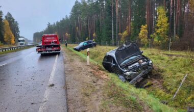 Vilniaus rajone automobiliai įskriejo į griovį – nukentėjo trys žmonės