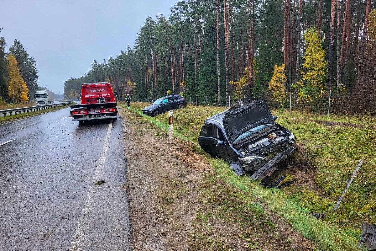 Vilniaus rajone automobiliai įskriejo į griovį – nukentėjo trys žmonės