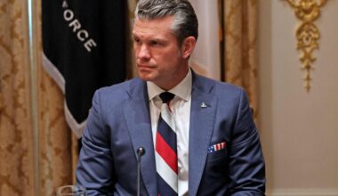 Apie audrą sukėlusį Hegsetho kaklaraištį paklaustas Pentagonas žodžių nerinko