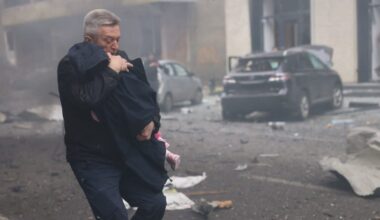 Karas Ukrainoje. „Spjūvis į veidą“: rusai smogė vaikų darželiui Charkive, vienas žuvęs