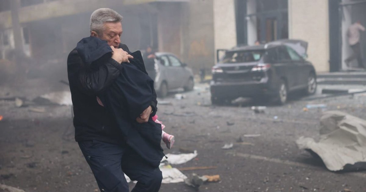 Karas Ukrainoje. „Spjūvis į veidą“: rusai smogė vaikų darželiui Charkive, vienas žuvęs