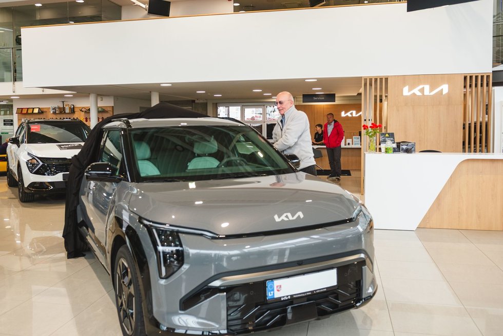 Arūnas Valinskas įsigijo elektromobilį (nuotr. automobilių atstovo)