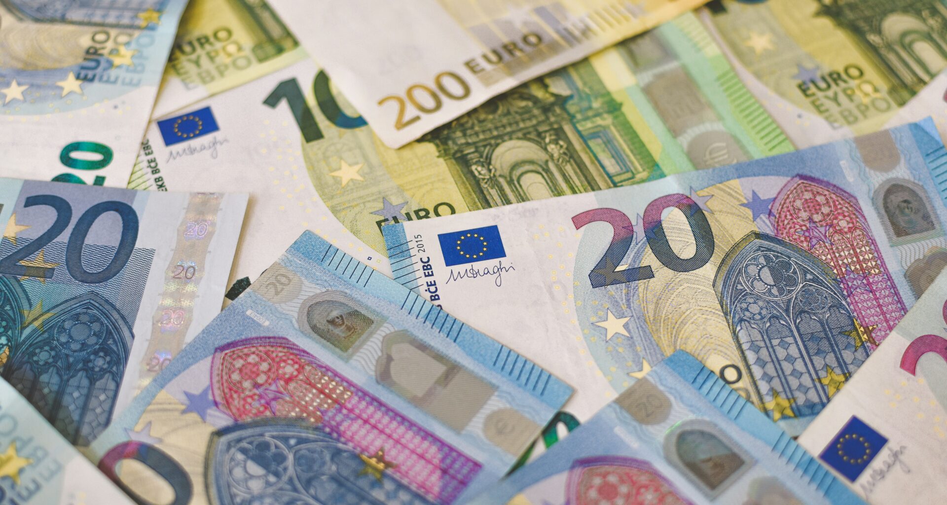 ES nuo 2027 metų ribos grynuosius pinigus – kiekvienas didesnis pirkimas bus registruojamas – 77.lt