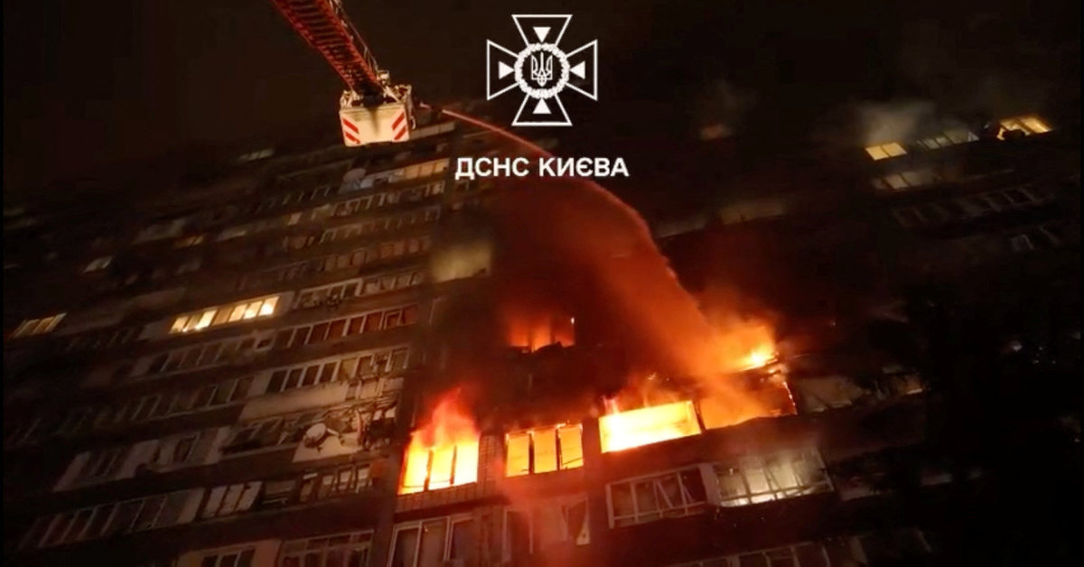 Karas Ukrainoje. Po naktinės atakos Kyjive dega daugiabučiai, skaičiuojami žuvusieji