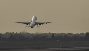 Panika ore: pilotai išgirdo neaiškius garsus už durų ir prarado ryšį su įgula