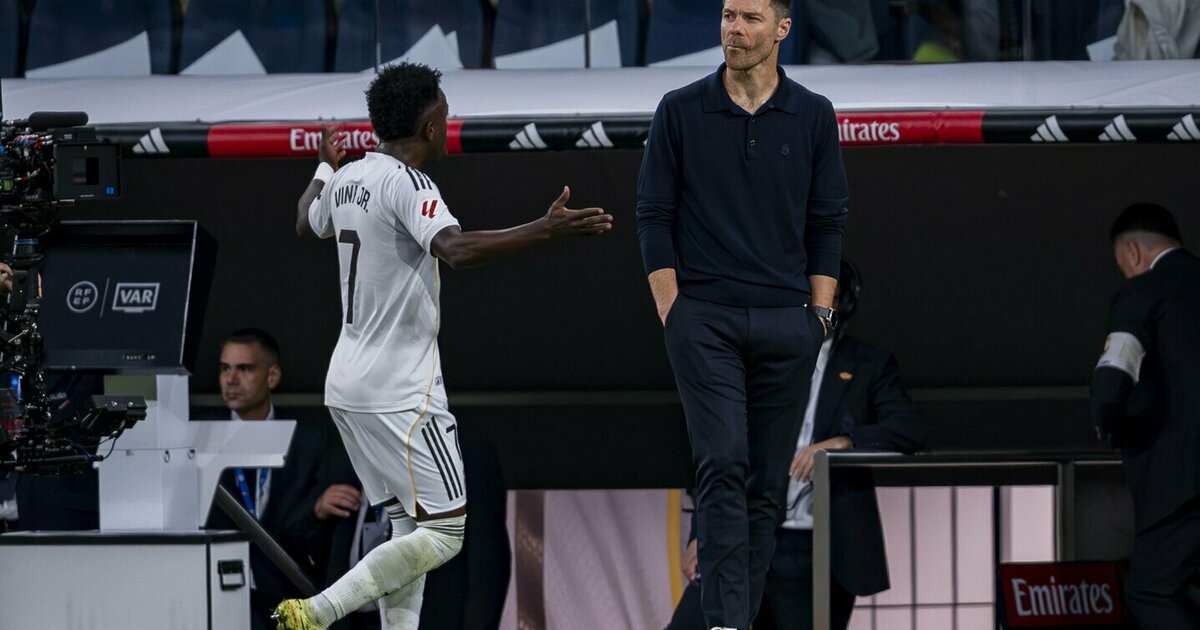 Alonso apie piktą Vinicius reakciją į keitimą: „Pasikalbėsime apie tai“