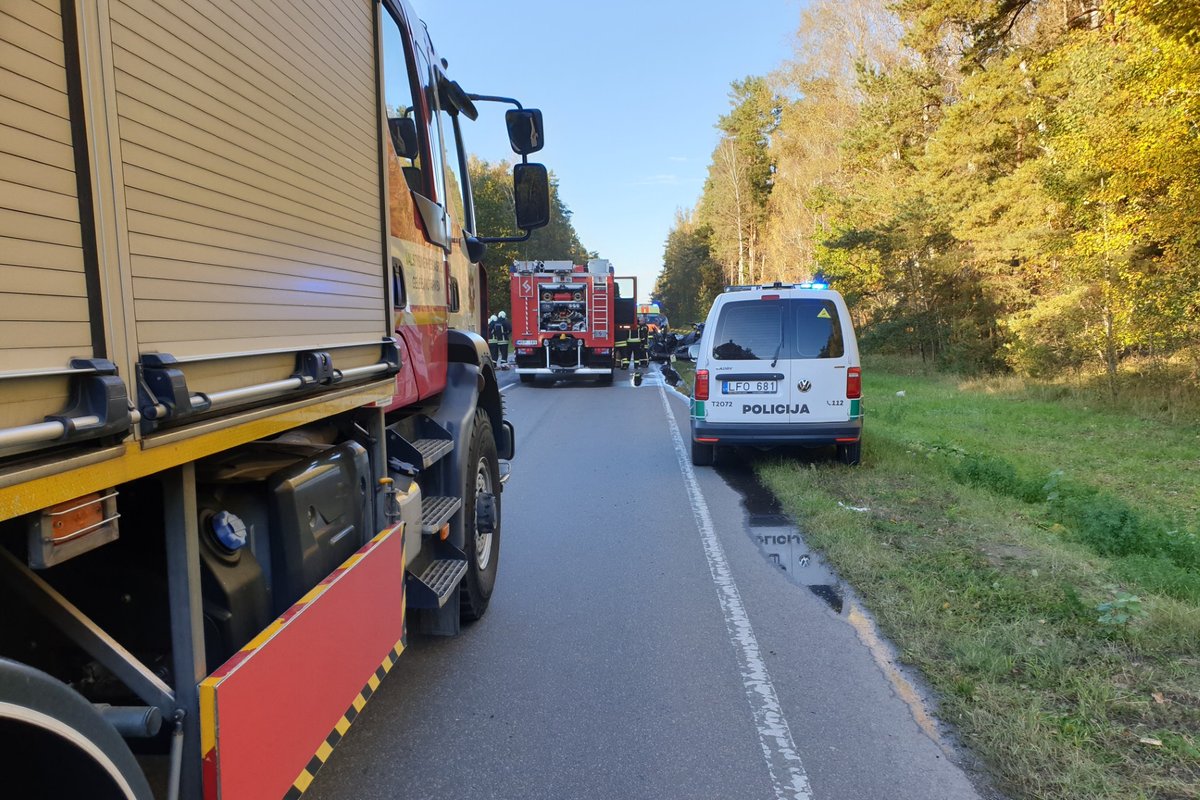 Avarija Molėtų rajone – girtas vyras neprisipažino įvažiavęs į medį