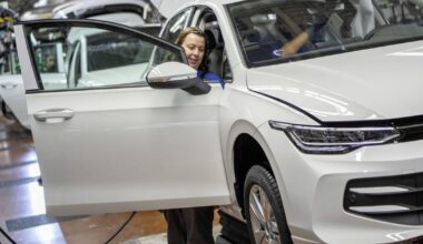Prasideda naujas chaosas? „Volkswagen“ įspėja apie gamybos stabdymą dėl lustų karo
