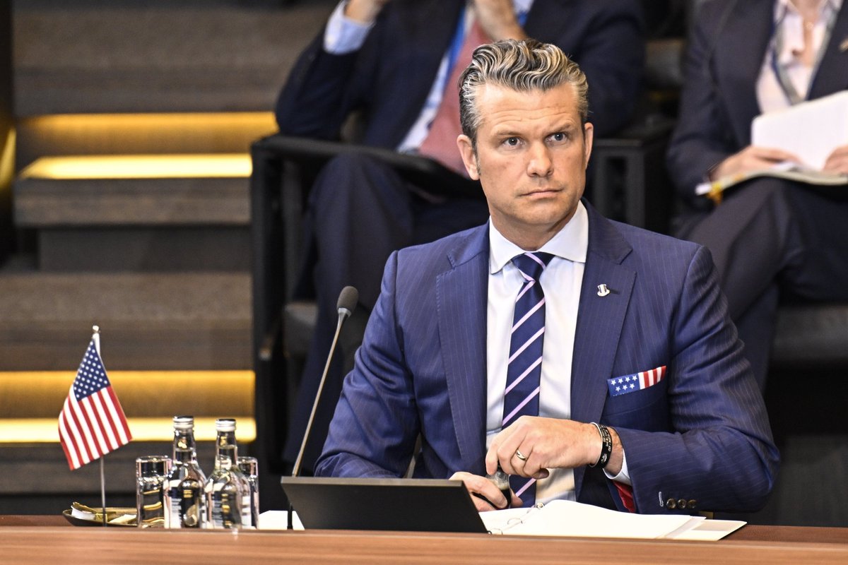 Hegsetho lėktuvas turėjo skubiai leistis Jungtinėje Karalystėje - Delfi