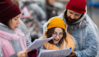 Prie Vyriausybės – unikali protesto forma: skaitė peticiją prieš „Nemuno aušrą“ pasirašiusiųjų vardus | Kultūra