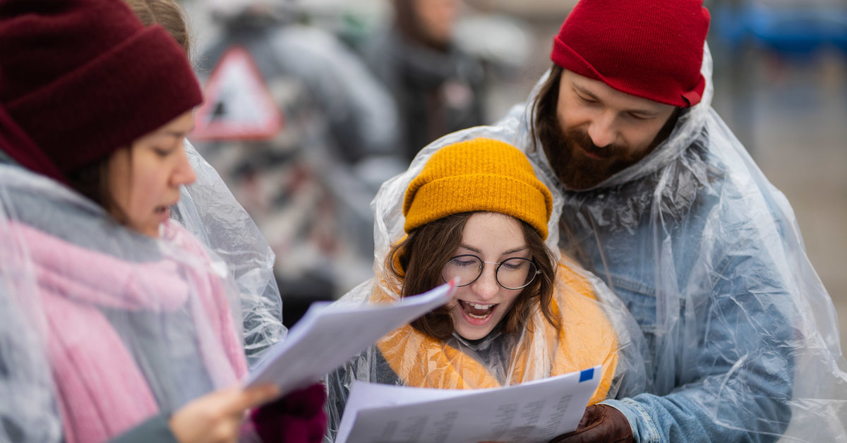 Prie Vyriausybės – unikali protesto forma: skaitė peticiją prieš „Nemuno aušrą“ pasirašiusiųjų vardus | Kultūra