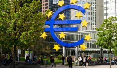 Italija skundžiasi stipriu euru ir ragina ECB sumažinti palūkanas