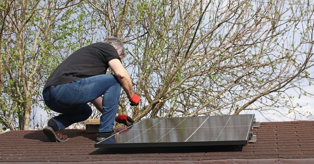 Nauji energijos vartojimo standartai: kodėl baterijos tampa tokios pat svarbios kaip saulės elektrinė | Verslas