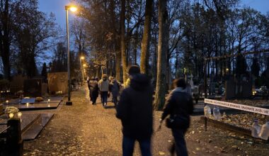 Panevėžyje žmonės jau vyksta degti žvakių ant artimųjų kapų
