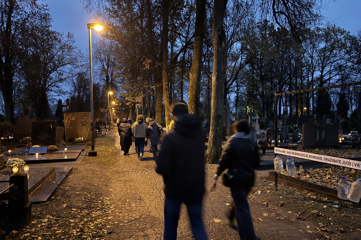 Panevėžyje žmonės jau vyksta degti žvakių ant artimųjų kapų