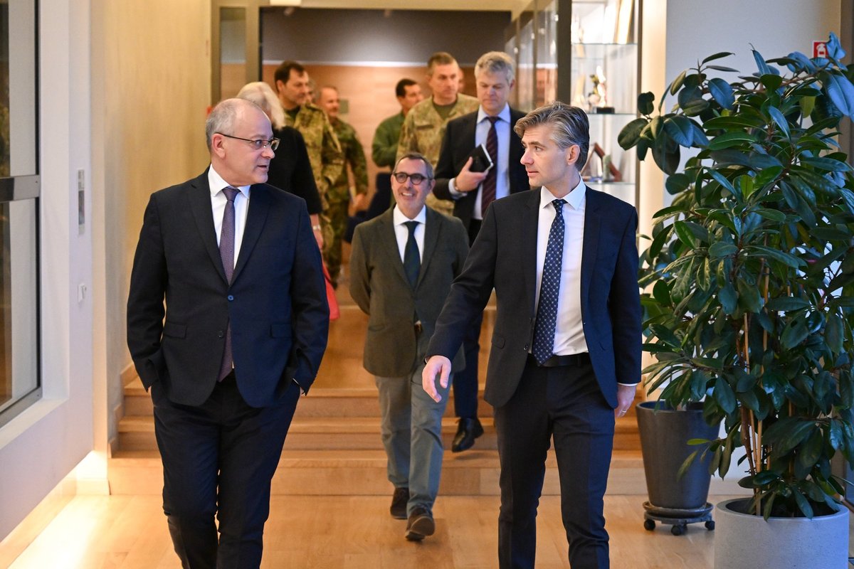 Budrys su kariniais atstovais NATO aptarė oro erdvės pažeidimus