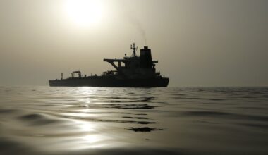 Baltijos jūroje – neįprastas rusišką naftą plukdančio tanklaivio manevras