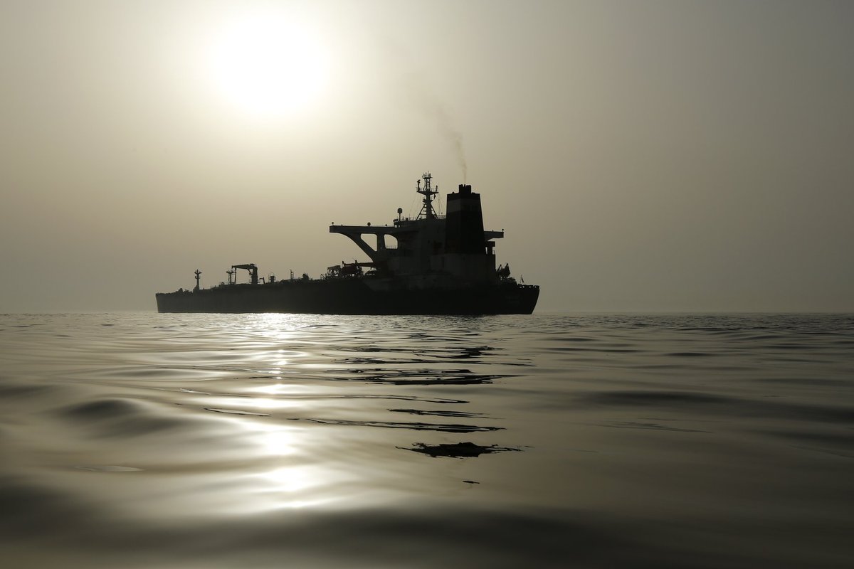 Baltijos jūroje – neįprastas rusišką naftą plukdančio tanklaivio manevras