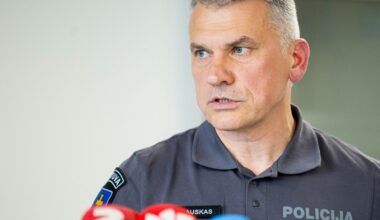 Policija stokoja vakarietiškos ginkluotės - Delfi