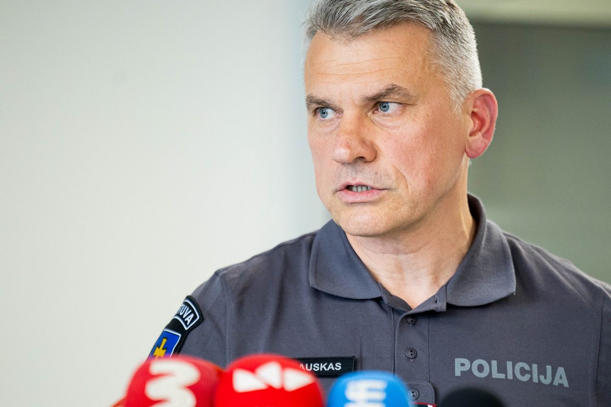 Policija stokoja vakarietiškos ginkluotės - Delfi