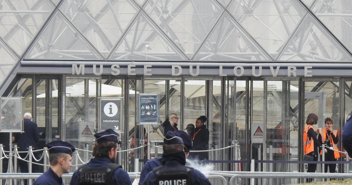 Luvro direktorė: iš sprukusių vagių pamestą karūną pavyks restauruoti