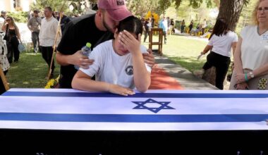 Identifikuoti dar dviejų „Hamas“ perduotų įkaitų kūnai