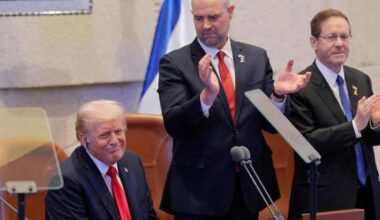 Izraelio parlamentarai kelias minutes Trumpui plojo atsistoję