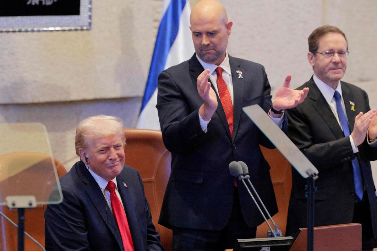 Izraelio parlamentarai kelias minutes Trumpui plojo atsistoję
