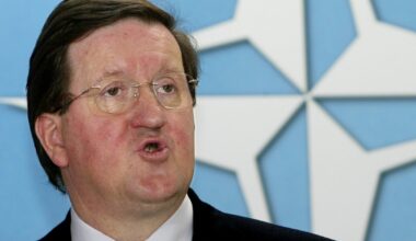 Buvęs NATO vadovas paragino britus ruoštis karui