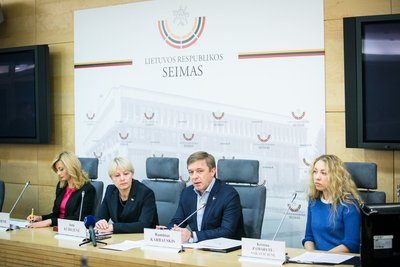 R. Tamašunienė, A. Kubilienė, R. Karbauskis ir K. Zamarytė-Sakavičienė spaudos konferencijoje