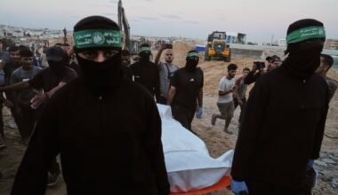 Izraelis patvirtino ketvirtadienį grąžintų Gazos Ruože žuvusių įkaitų tapatybes