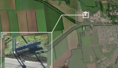 Karas Ukrainoje. Prie įvažiavimo į Pokrovską rusų iškeltą vėliavą ukrainiečiai sunaikino per valandą - Delfi