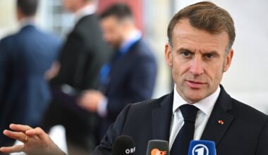 Macronas neatmeta galimybės numušti oro erdvę pažeidusius Rusijos orlaivius