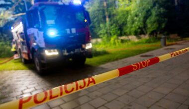 Šiaulių rajone sudegė automobilis, šalia jo rastas apdegęs savininko kūnas