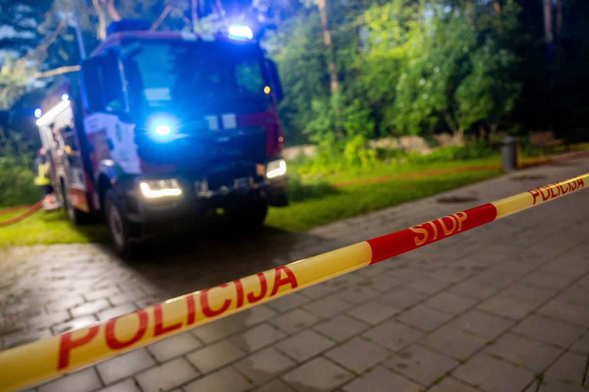 Šiaulių rajone sudegė automobilis, šalia jo rastas apdegęs savininko kūnas